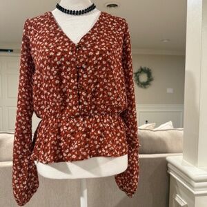 Sienna Sky Size S Fluttery Blouse Rust color with white flowers
